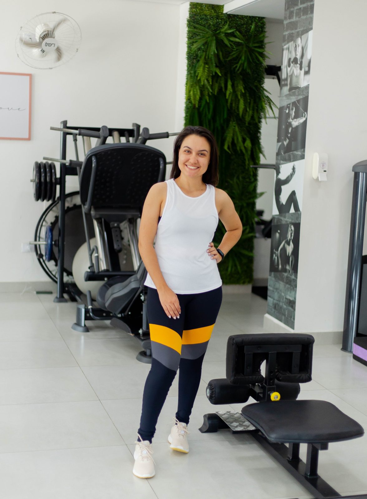 Calça emana com recorte na coxa