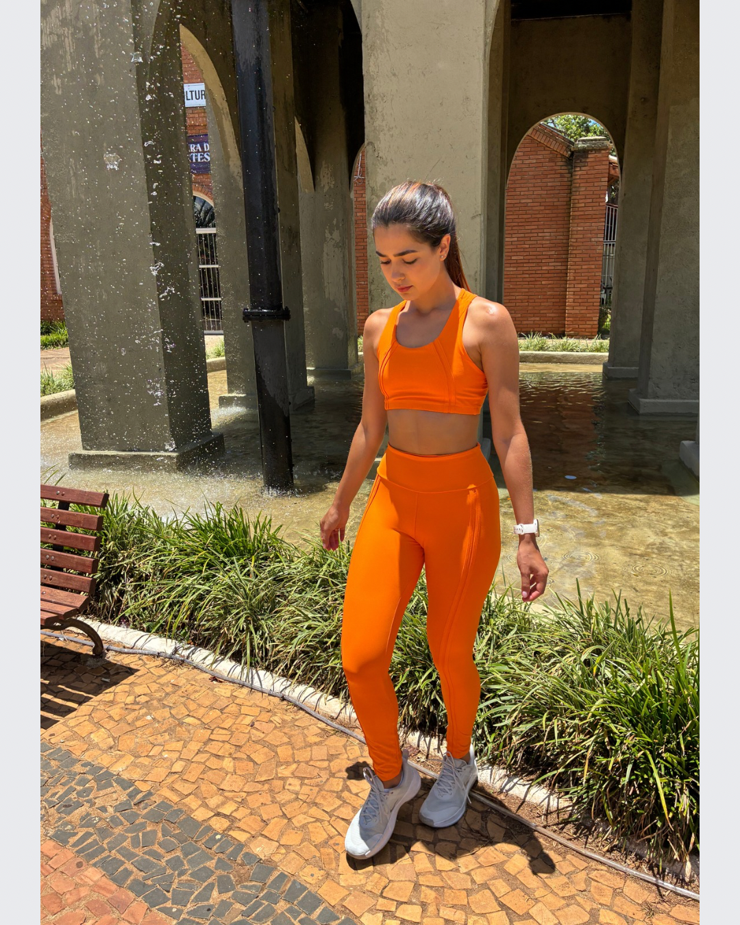 Conjunto top nadador e calça com bolso no cós