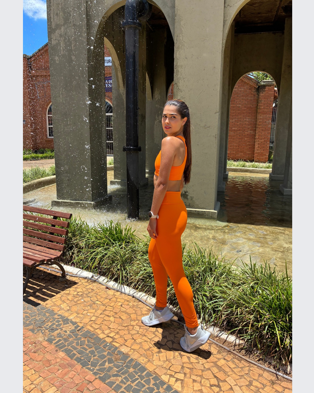 Conjunto top nadador e calça com bolso no cós