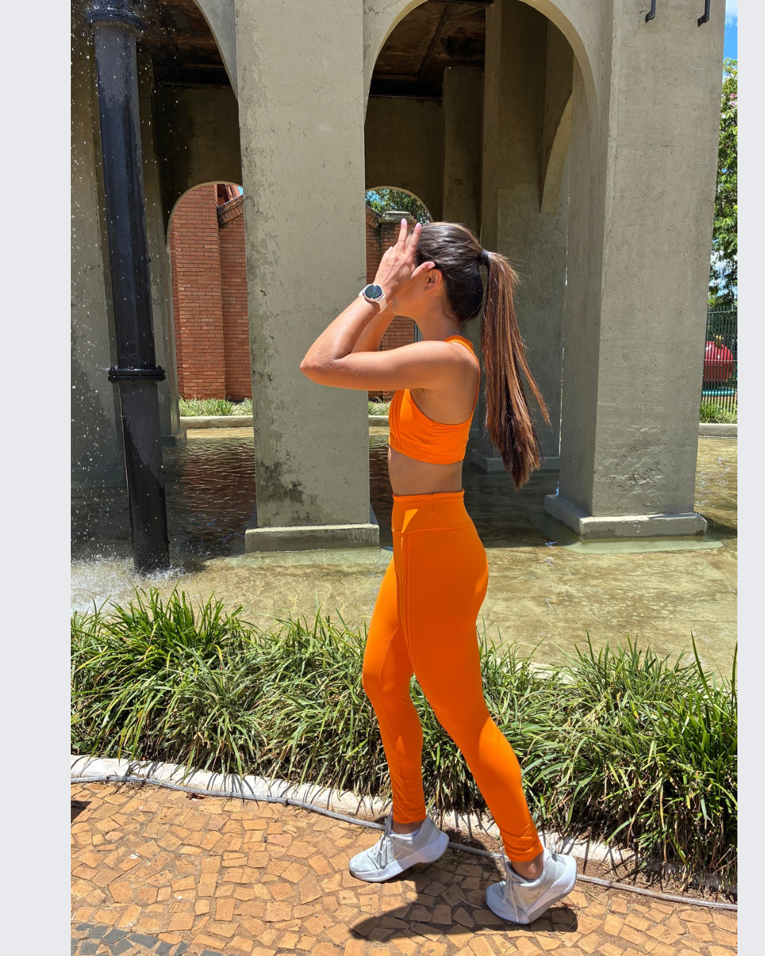 Conjunto top nadador e calça com bolso no cós